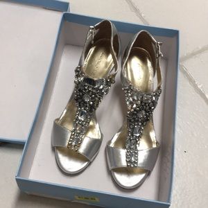 Antonio Melani silver heels size 9